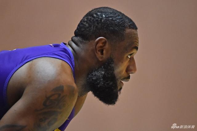 浓眉伤退詹姆斯三双 湖人大胜猛龙主场5连胜